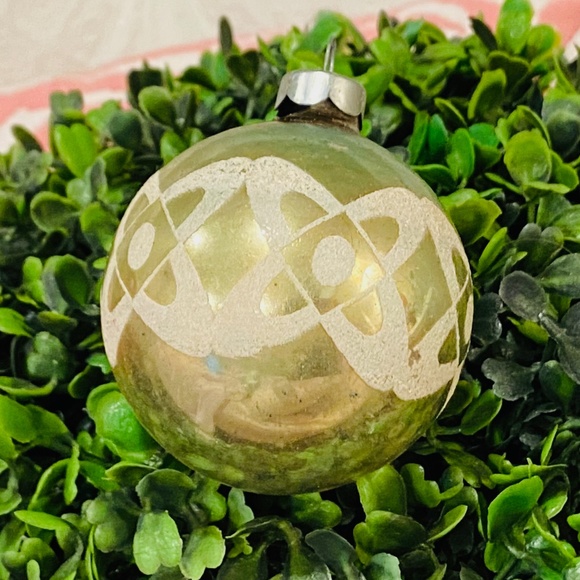 D14-Rare Vintage Faded Green & White 1970's Abstract Glass Christmas Ornament - Picture 1 of 6